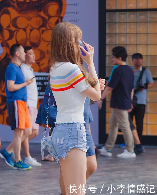 街拍香奈儿的透明靴子,是用来穿的,不是用来趟水的