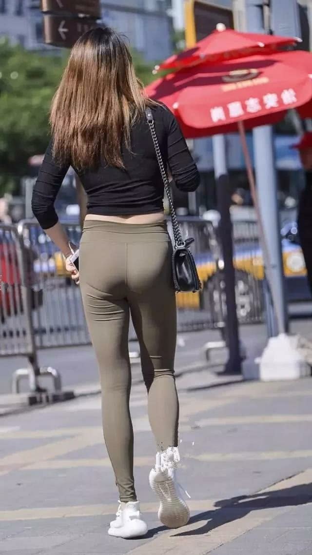 成熟性感的姐姐也有火辣的一面，紧身效果衬托出前凸后翘的姿态