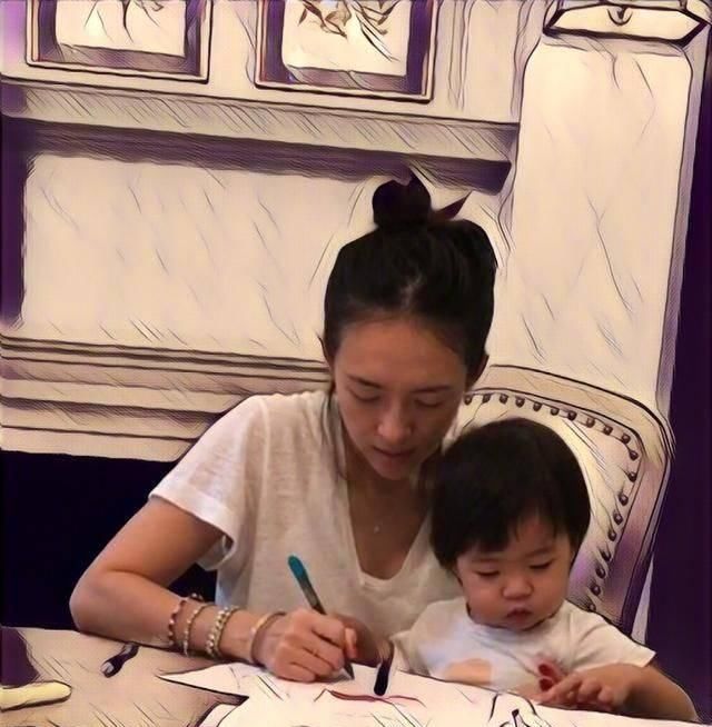 『章子怡』汪峰一家生活近照，醒醒长开了，土气女儿被章子怡打扮的超美