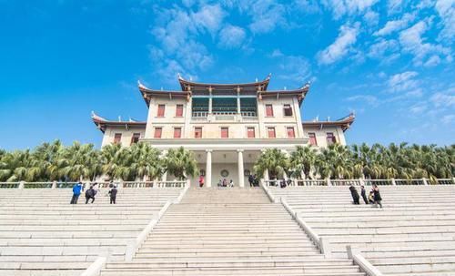 厦门大学变成景区，大批游客涌入，校方无奈限制参观人数