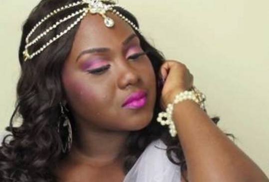 黑人妹子要去相亲，化妆竟然用半斤粉底，不料遭到对方一见钟情！