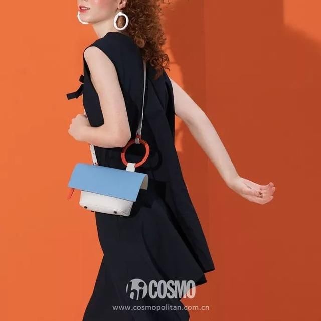 男朋友买了两个500块的包包送我,超开心!