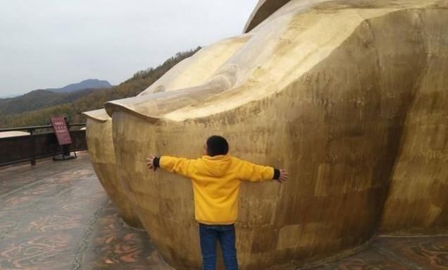 花费12亿打造的世界第一大佛，如今摸一下170元，游客摸不起