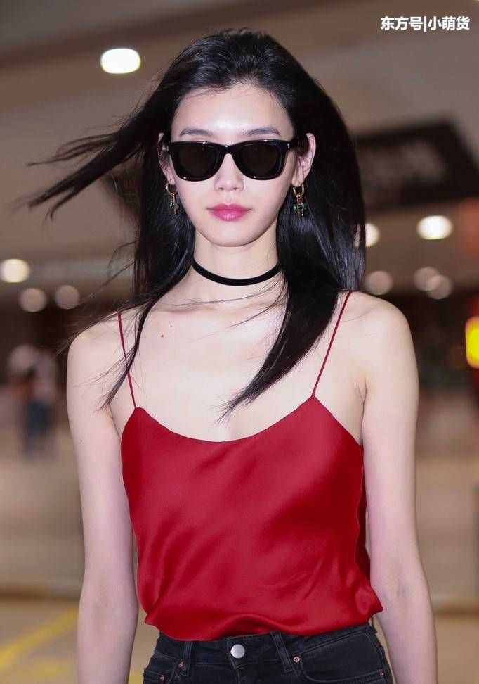 奚梦瑶穿红色吊带现身，全靠两根细绳支撑，网友:断了看你怎么办
