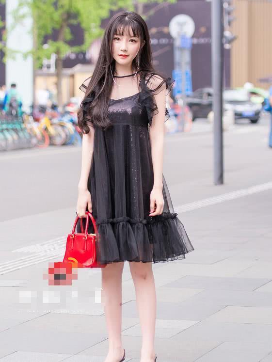 街拍：明眸皓齿白的小姐姐，穿着干净清爽潮流！