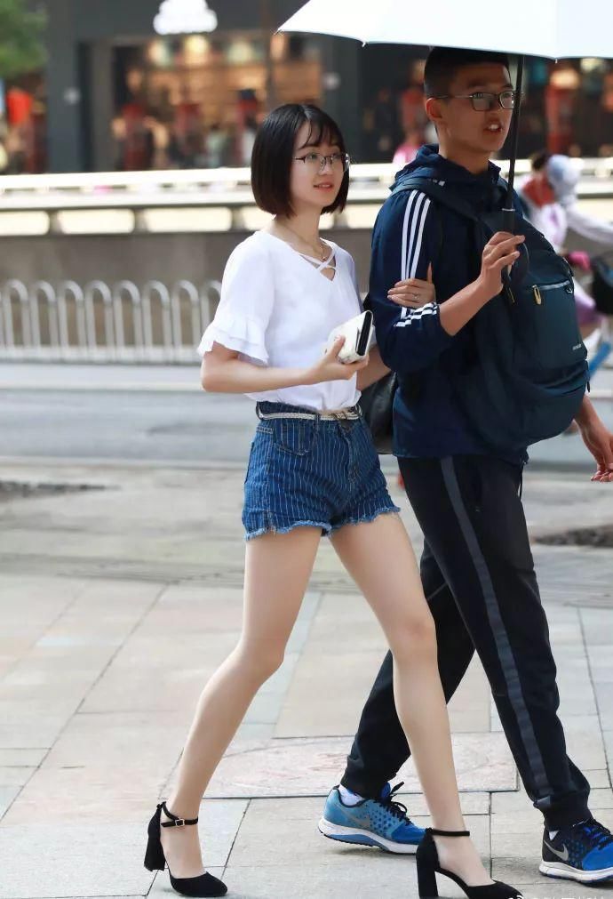 街拍美女:难得一见的清纯长腿学生妹