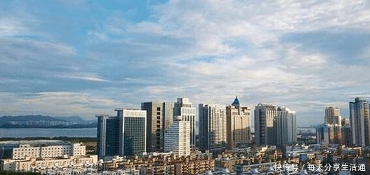 看完德国的富人区,再看中国的富人区,一个住富豪一个住土豪