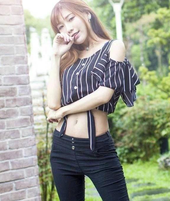 紧身裤，魅力蛮腰与显露的美肩，让肌肤的性感都水嫩可人