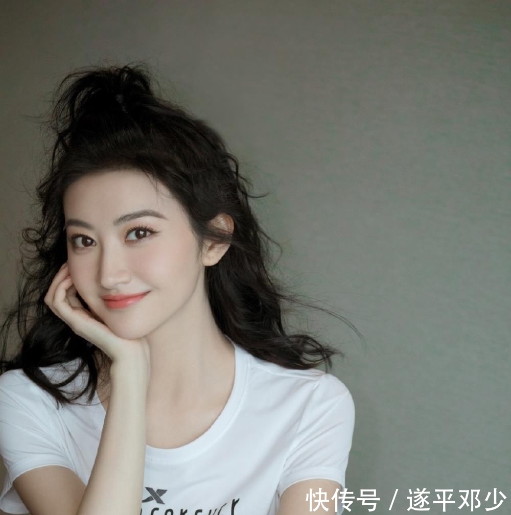 「 图集」秀出玲珑身姿,绽放迷人魅力,休闲图集:狐媚动人的8位热辣女生