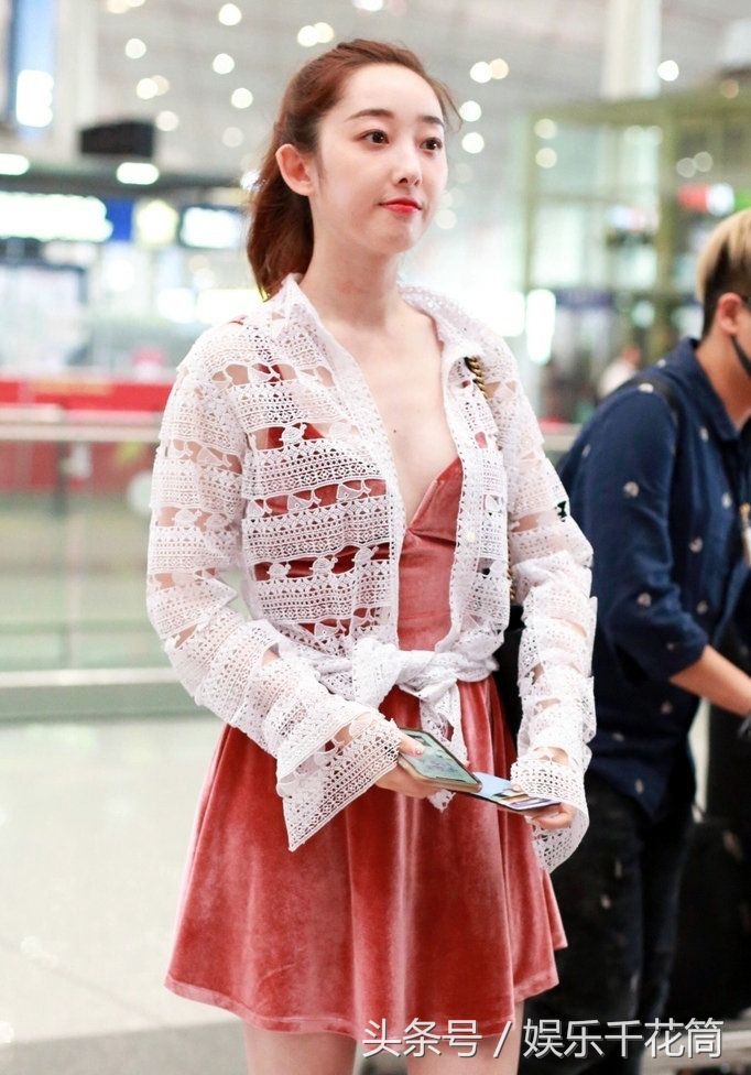 蒋梦婕现身机场，身穿粉色连衣裙秀洁白肌肤，清纯与性感完美结合