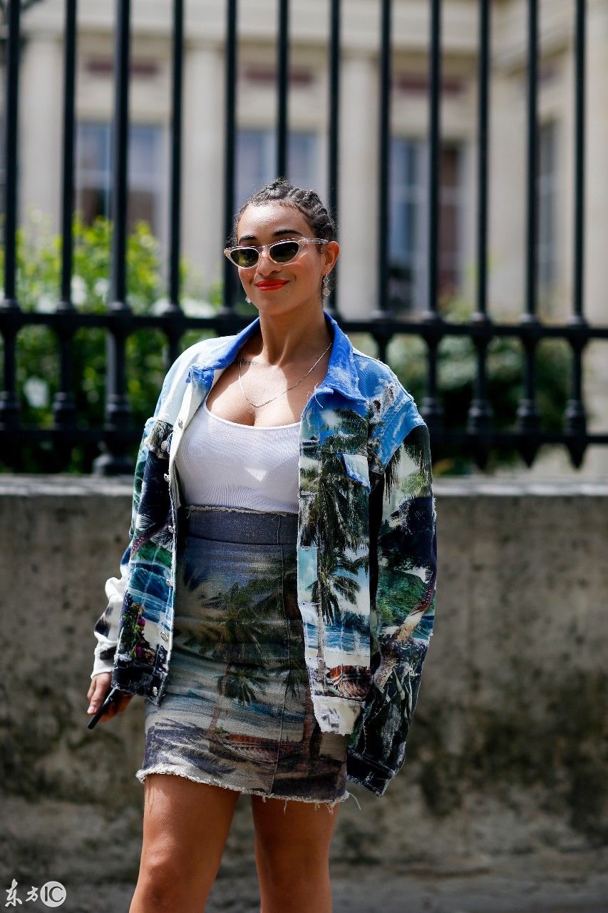 众女星出席巴黎时装展，网友表示穿着时尚，气质出众有魅力!