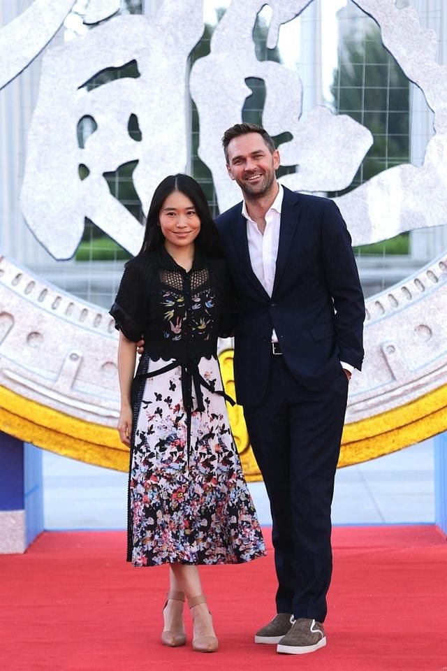 张艺谋女儿张末夫妻走红毯,穿印花裙很气质,二嫁外籍老公太帅气