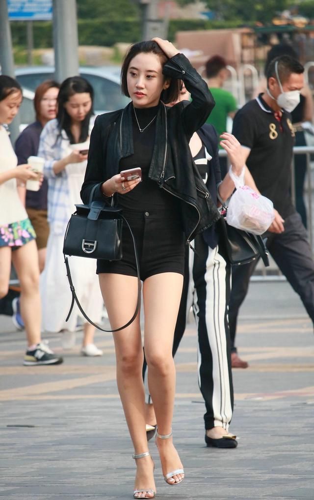 街拍!繁华的大街上没有明星!但街头美女的穿搭更似明星!