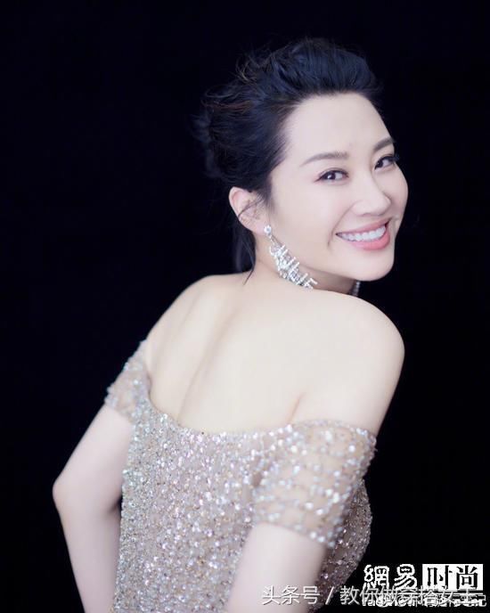 许晴年近50依旧风情万种 穿搭也是很有一套