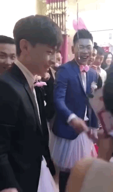 邓伦参加朋友婚礼，穿粉色裙子当伴郎，网友说，组团抢伴郎