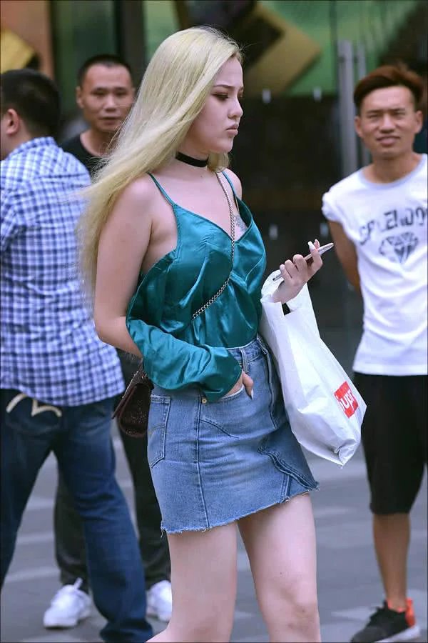 街拍都市里面的那些丽人，腿粗美女穿衣才有惊艳的感觉