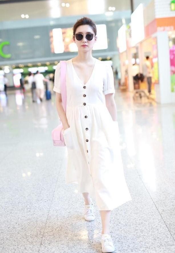 江疏影穿上小白裙, 竟把刘雯给比下去, 网友: 超模遇到对手了!