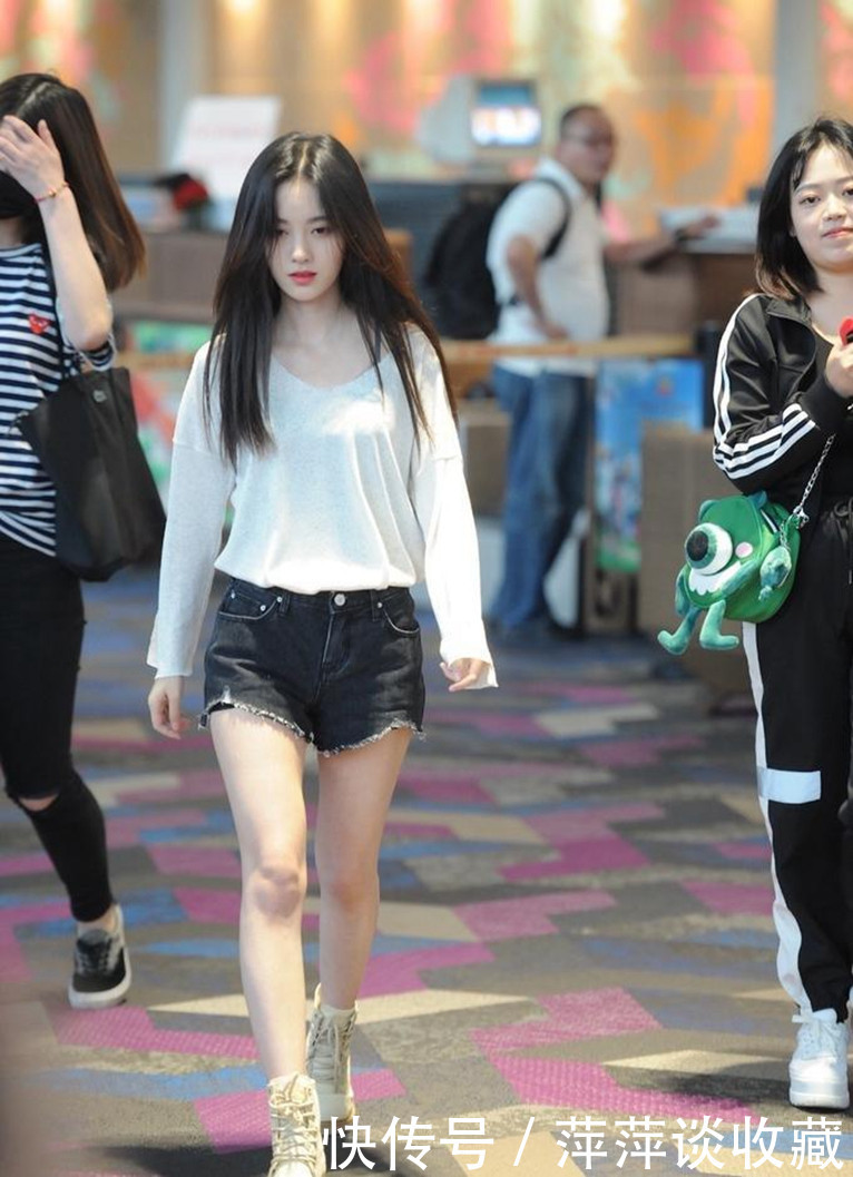 鞠婧祎现身机场被拍，她的身材是相当的好，看得出来她特别的瘦