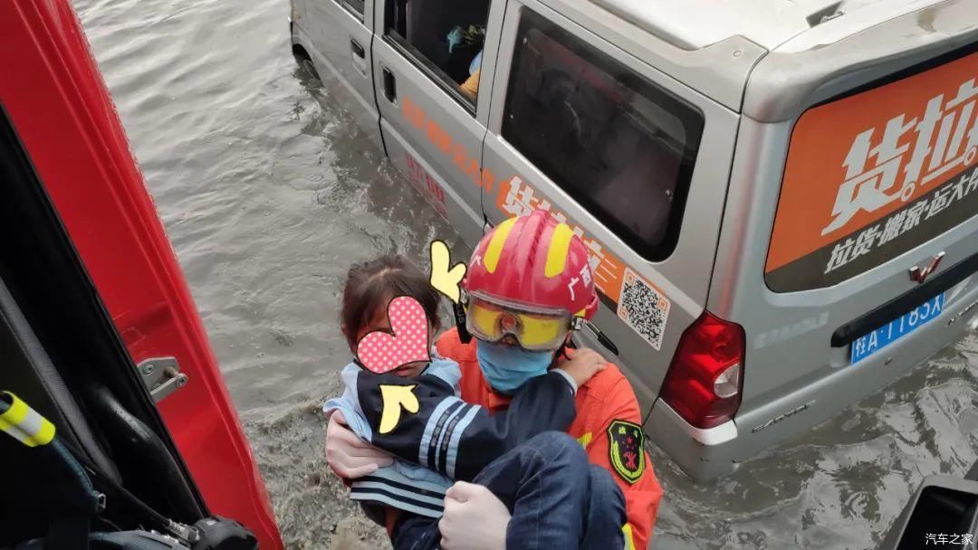 #水中#暴雨袭邕，面包车被困水中车里还有两个孩子！