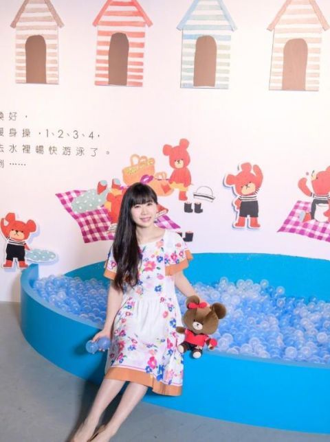 「宛若」被福原爱美到了!穿白色印花连衣裙亮相,齐刘海长发宛若18岁少女