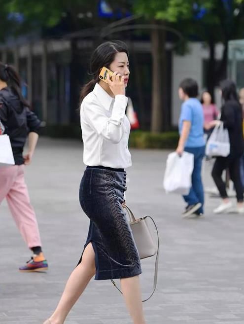  气质■美女时尚街拍：气质优雅的美女，一件白色衬衫配黑色半身裙，时尚达人气质