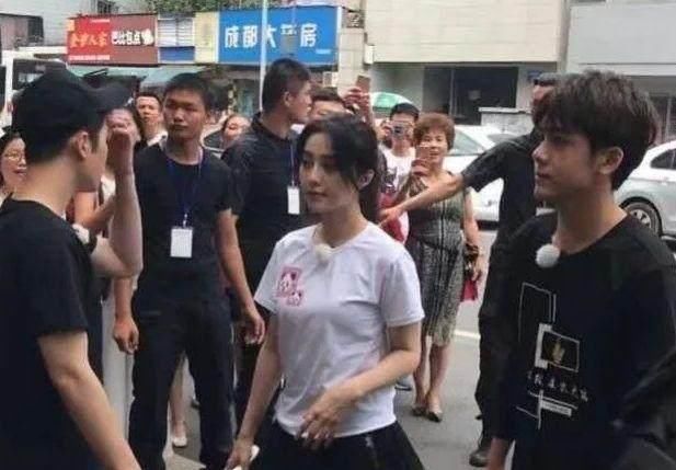 范冰冰素颜出镜,犹如少女般的脸庞,重点全都在裤子上!