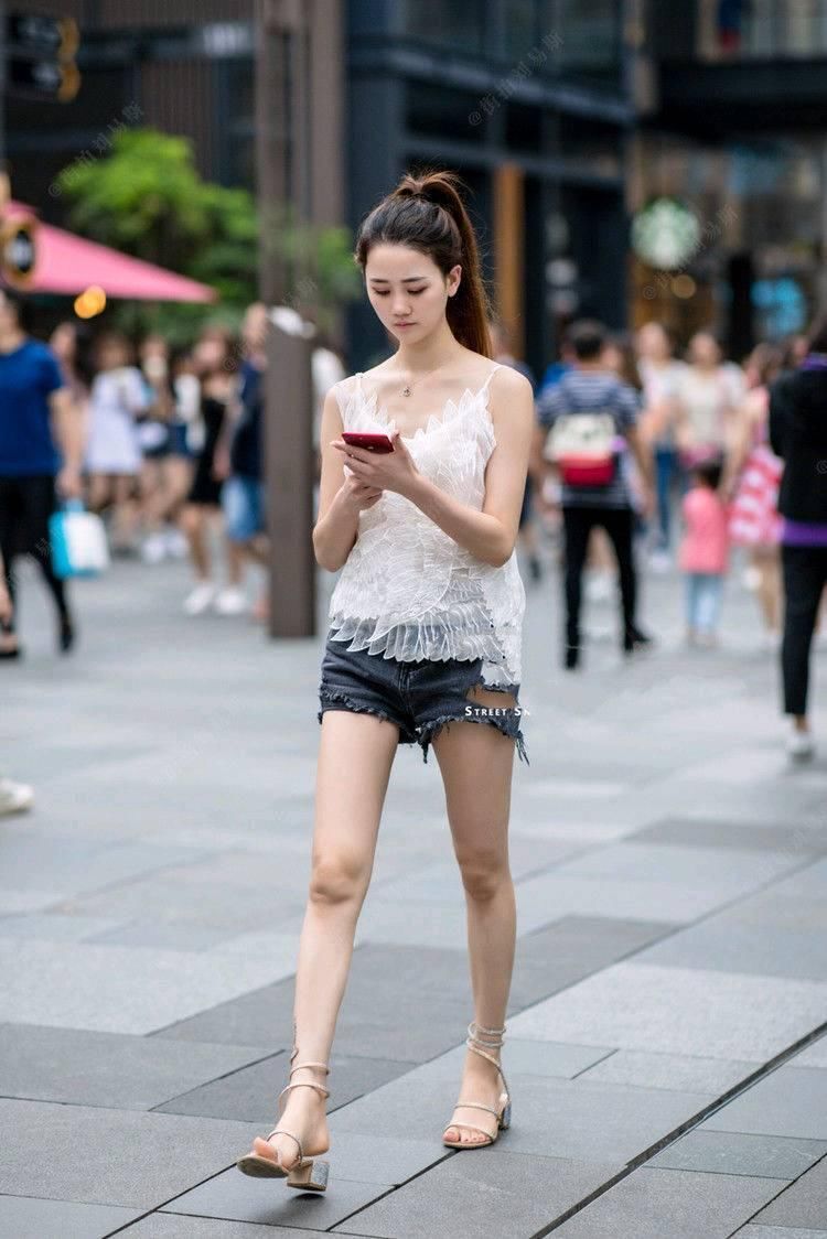 街拍 白色露肩装 小姐姐高挑又时尚好看