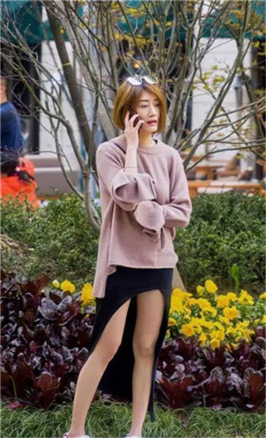  『各有千秋』街拍：漂亮的好姐妹一起出行，穿搭各有千秋，美得如诗如画