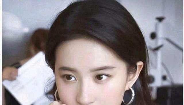  「脸上」脸上有这4个特征的女生，是典型“校花脸”，清纯可爱很招人喜欢
