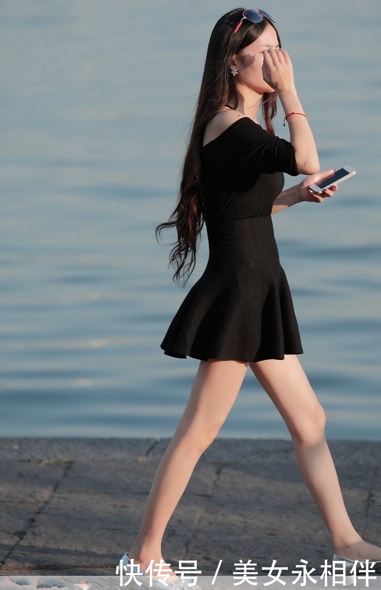 街拍:黑色连衣裙小姐姐,一个人在海边散步,气质优雅迷人