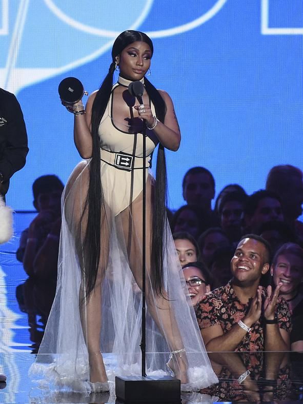 麻辣鸡“鬼畜”造型一套比一套惊艳，这么紧的塑胶连衣裙也敢穿！