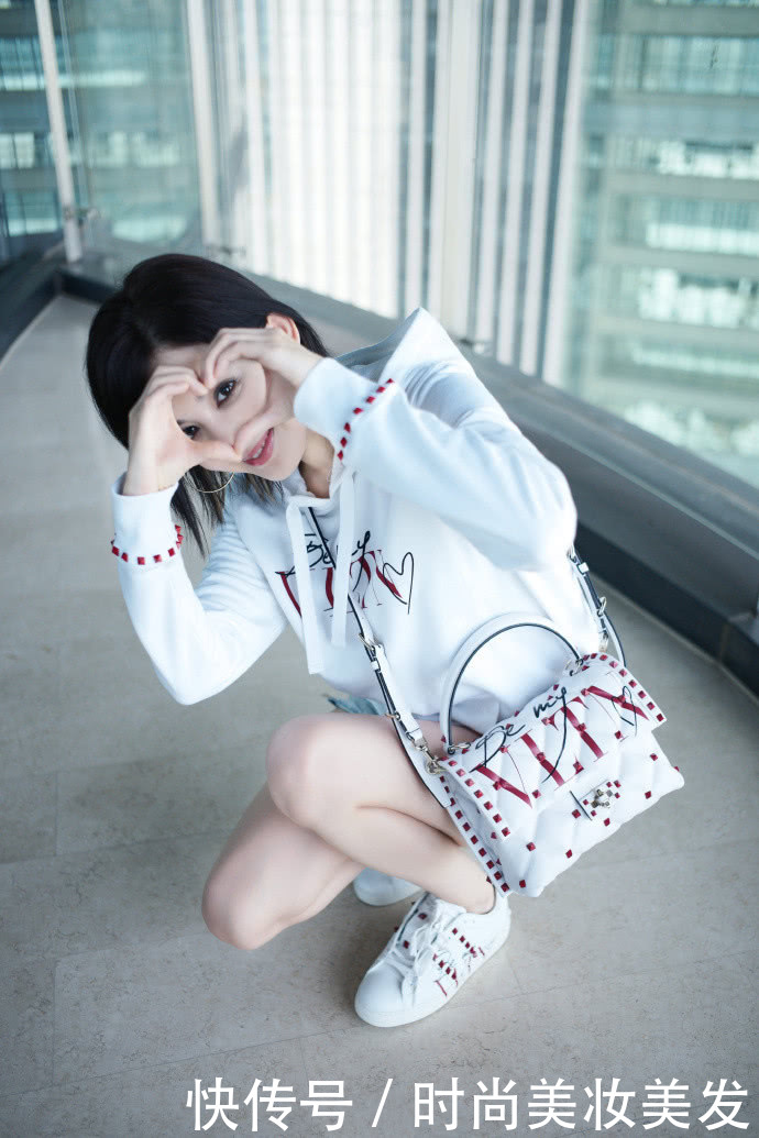 172古力娜扎穿短裤现身，暴露一双惊艳长腿，网友：绝对的腿精！