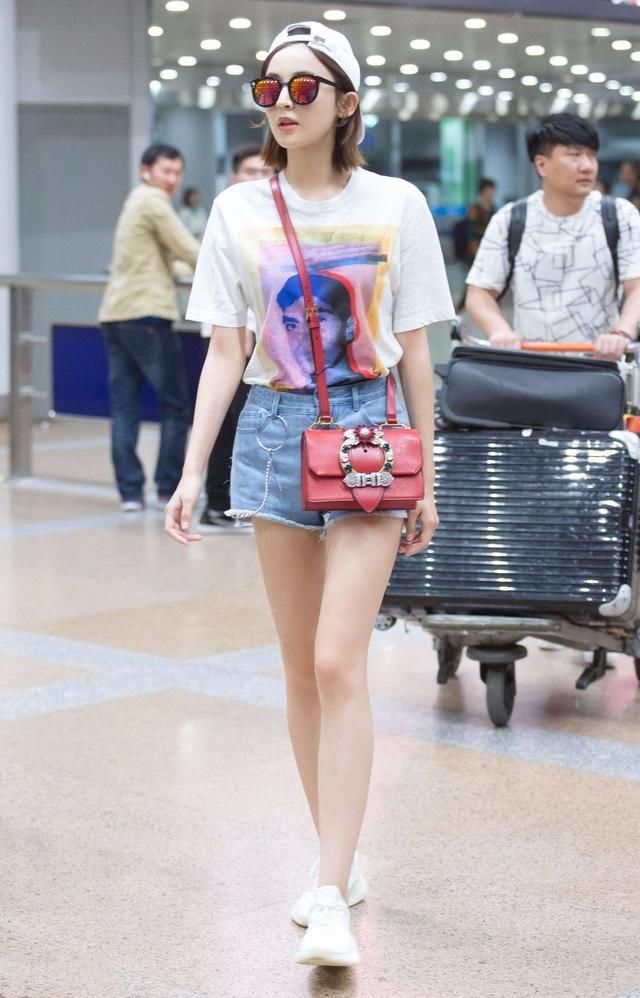 古力娜扎不走寻常路，偏要自己剪短裤穿，只是这长度她穿都显腿短