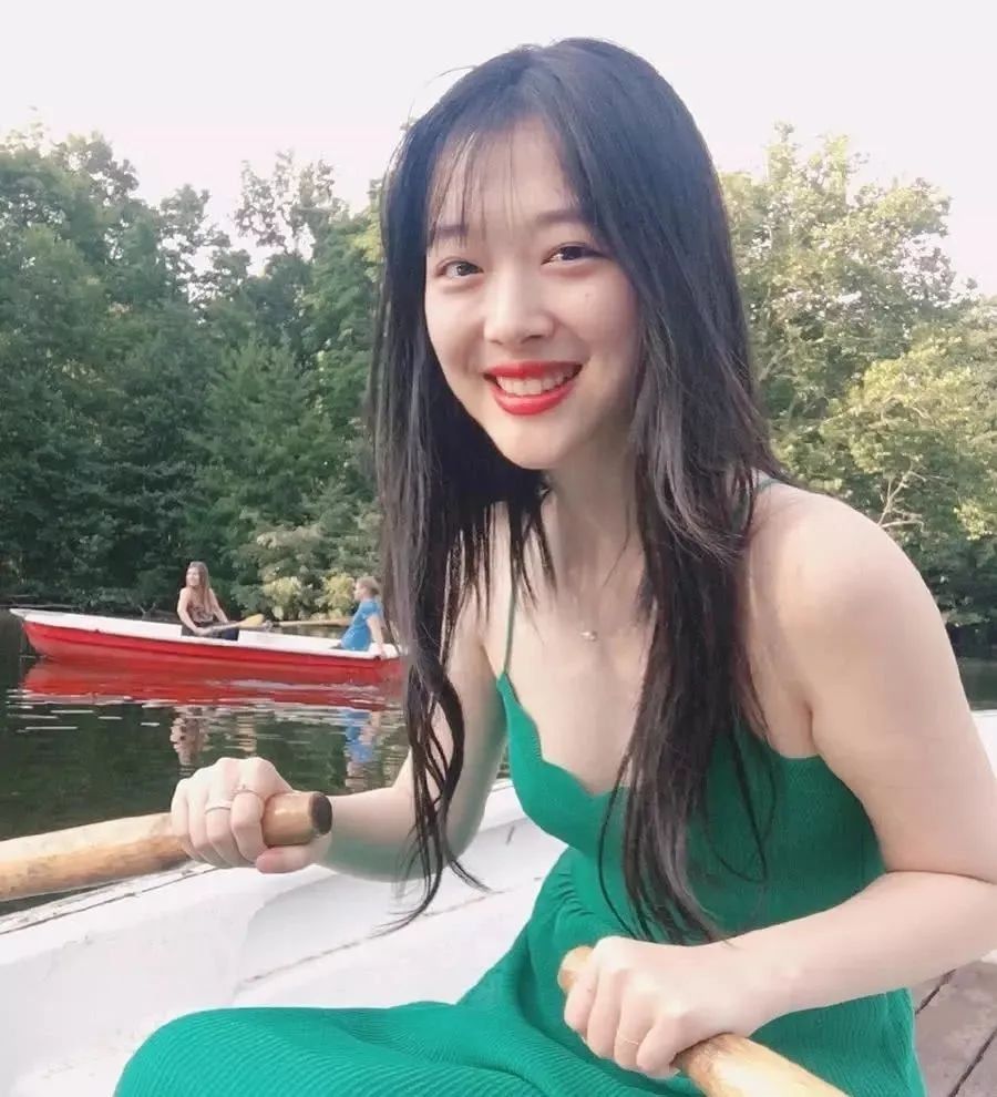 雪莉绿裙晒美照，不料撞上超模何穗，一个白到发光一个嫩的出水。