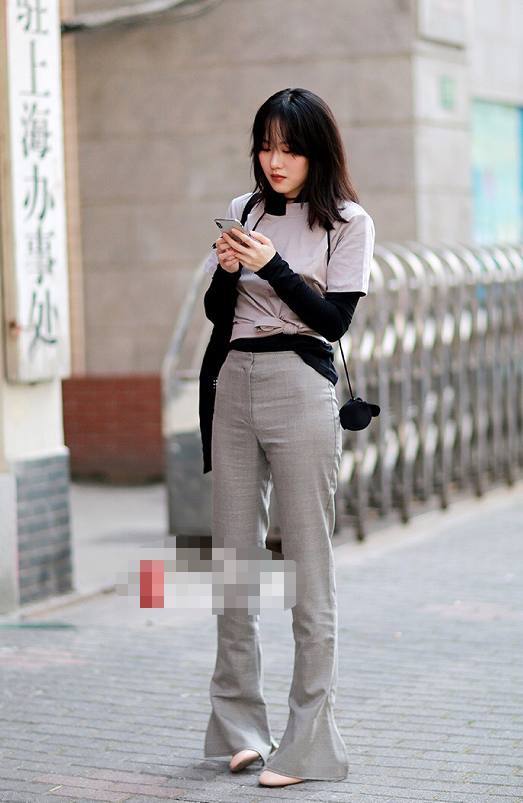 夏日的小姐姐们穿复古的喇叭裤去逛街，能迅速提升御姐气质