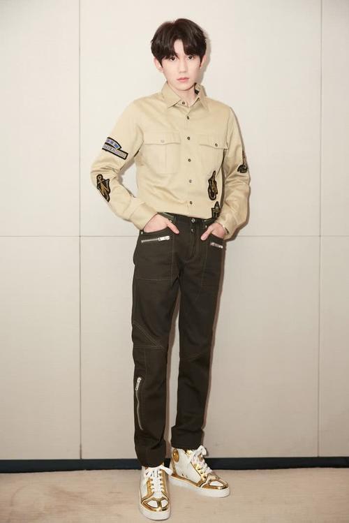 王源真是绝了，裤子安一条拉链给腿毛呼吸，一边有一边咋没有？