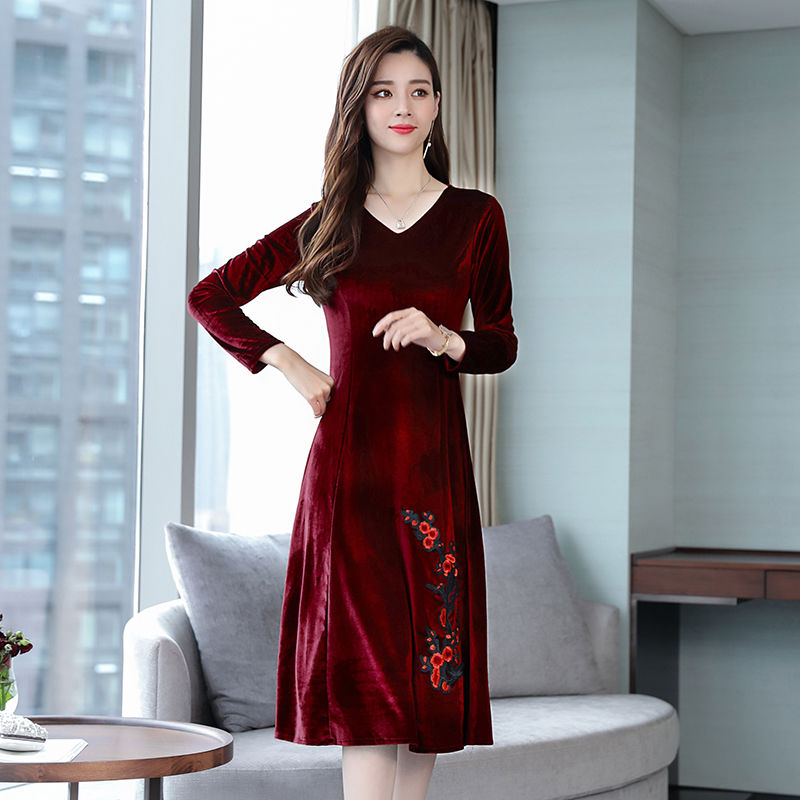 满45岁以上的女人，出门少穿真丝，试试这秋裙+高跟，美到犯规