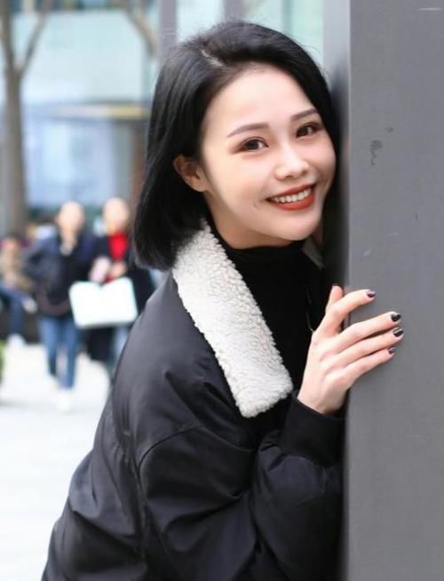  #出自己的时#潮范儿女神来了，街拍：面带微笑的小姐姐，一件白色上衣配漏洞牛仔裤，青春靓丽范