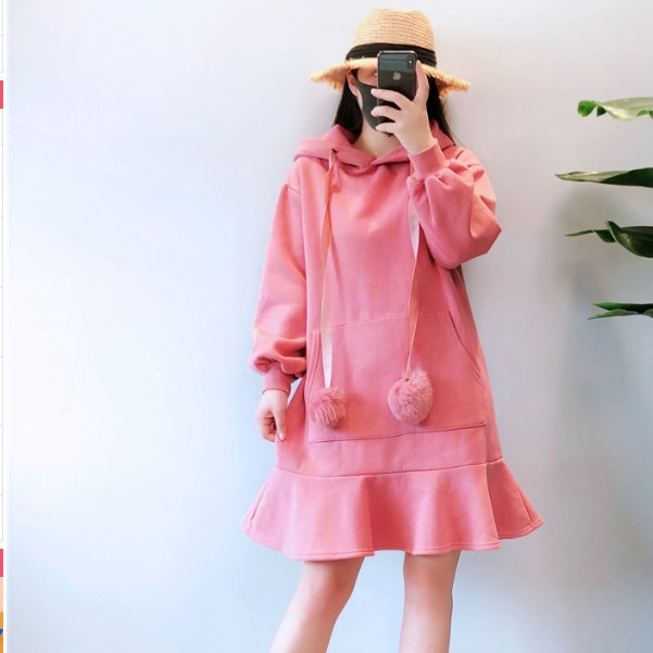 女人过了40要打扮的嫩一点，穿这卫衣裙+平底鞋，时髦小清新范