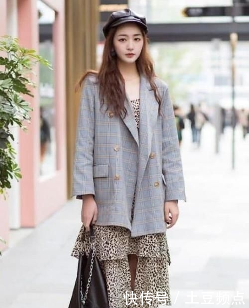  『美女』街拍：身材苗条的美女，一条白色的开叉连衣裙，时尚女神魅力风采