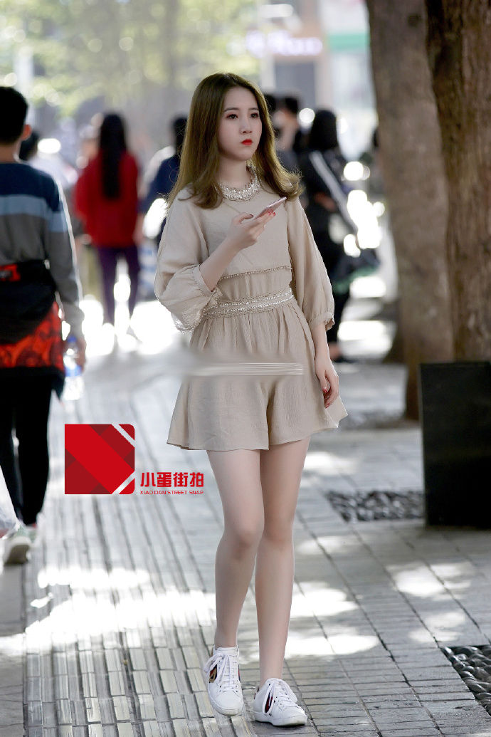 街拍重庆:长得好看的，穿什么都好看，都很时尚大气!