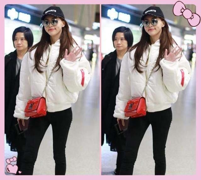 20岁关晓彤撞衫34岁唐嫣，真少女和假少女的差距?