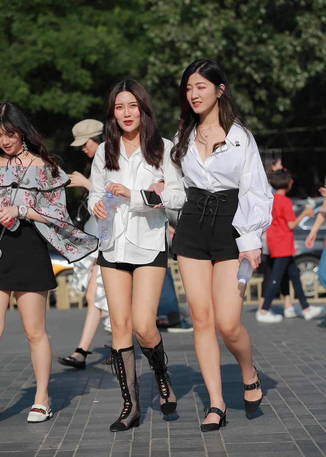 广场遇见三个美女你觉得哪个更时尚