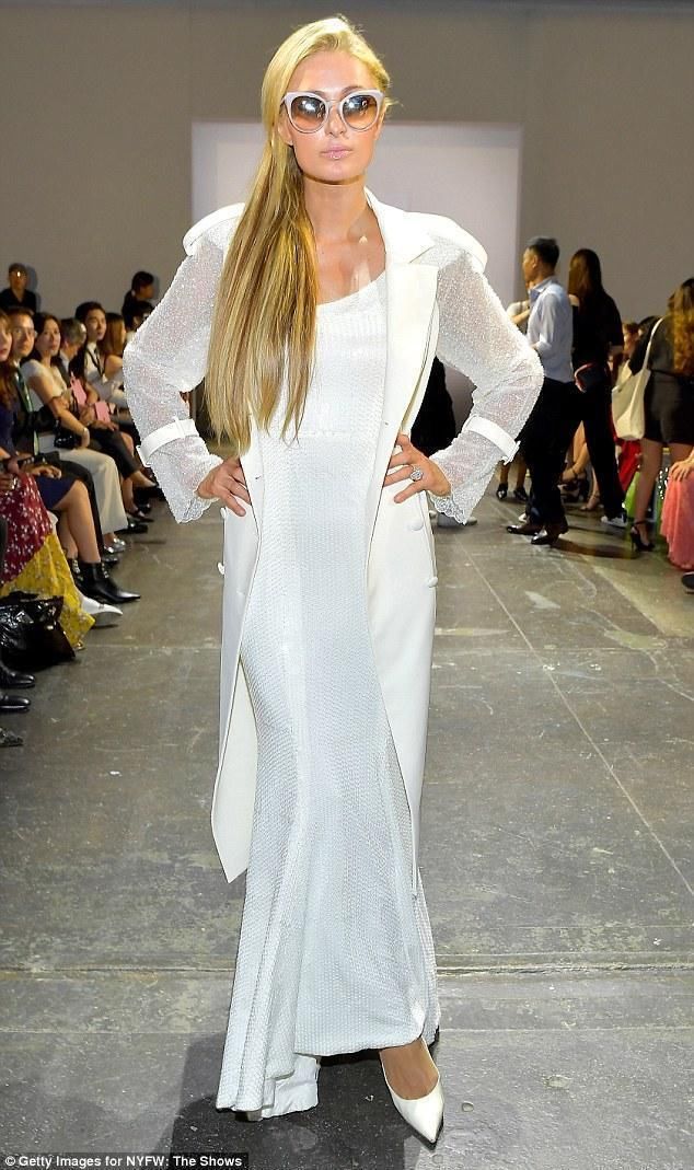 希尔顿大小姐一身白色，名媛气息去哪了？20克拉千万元钻戒抢风头