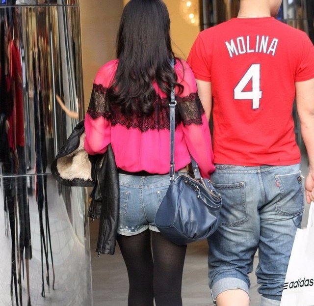 街拍丝袜长腿美女，炎炎夏季穿上丝袜凉爽又吸睛！