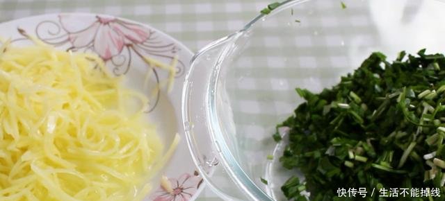 『食用油』很多人爱吃韭菜盒子,加了土豆的做法你吃过没,咬一口满嘴香