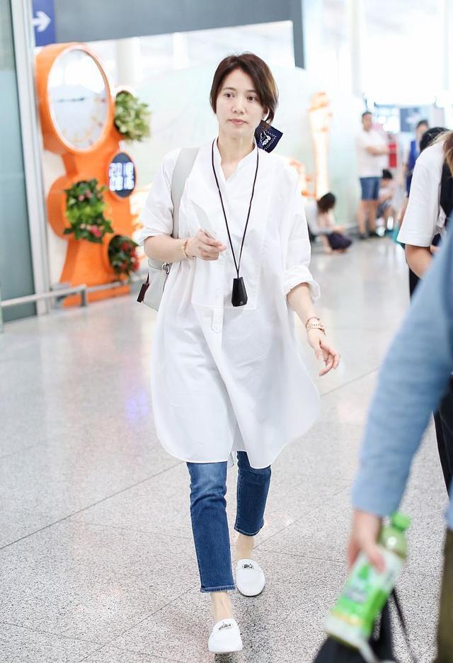 袁咏仪素颜现身，穿着路人气质出众，这是46岁女人最美的样子