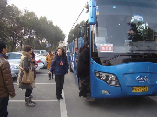 坐大巴车时，为何乘客不去服务区吃饭？连司机都拒绝，原因很简单