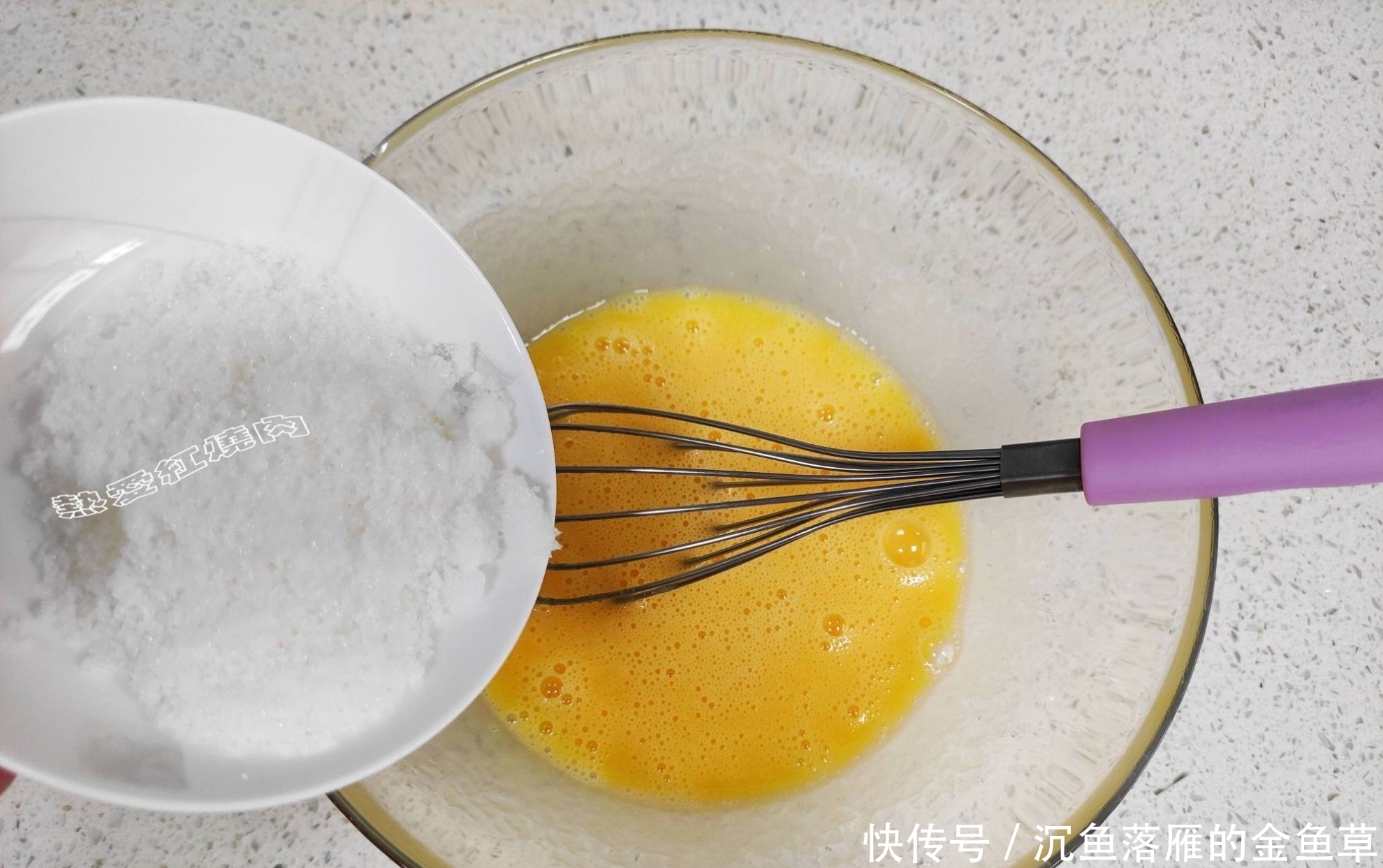 『家里』想吃蛋卷不用买,家里有鸡蛋面粉和白糖就能做,酥脆的一咬就掉渣