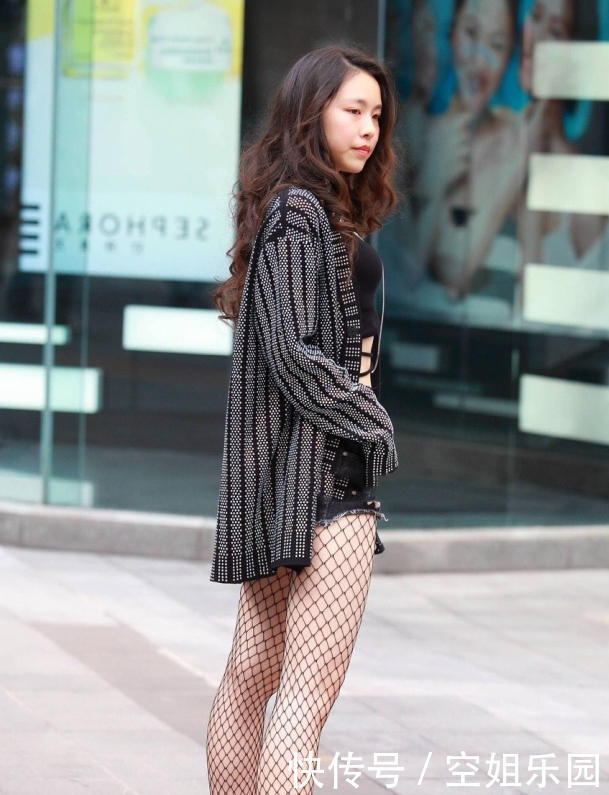 气质小姐姐渔网袜尽显细腻美腿，纵横交织的丝线很有味道